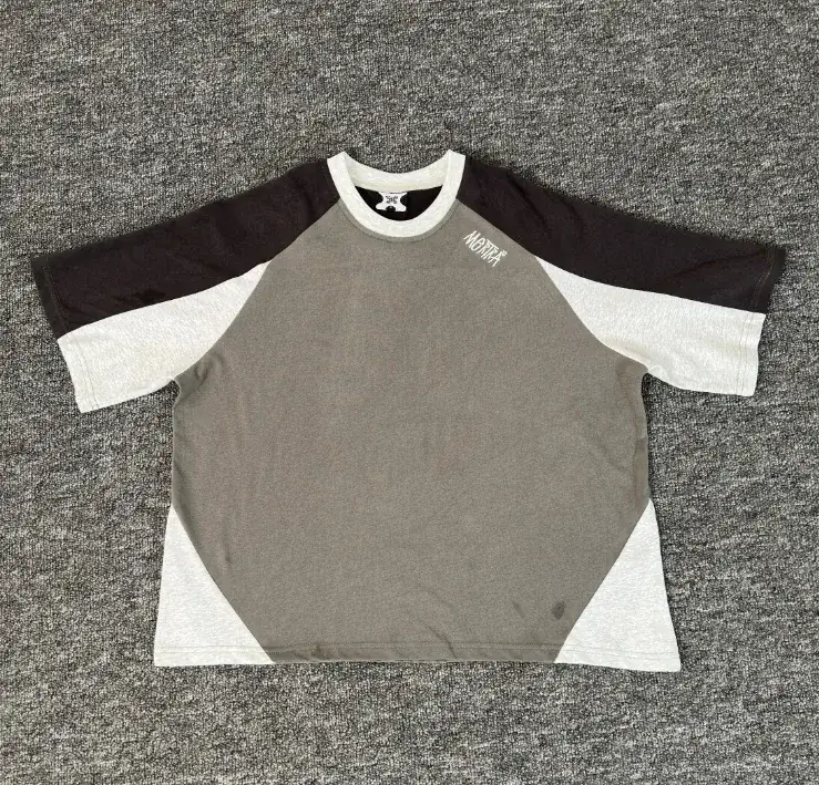 Mertra American High-Street Style Three-Tone Color-Block Raglan T-Shirt