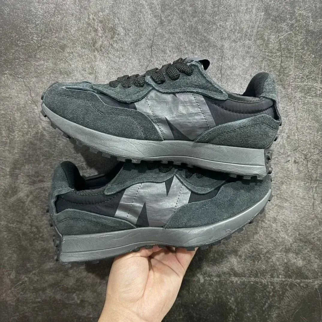 New Balance 327 Sneakers