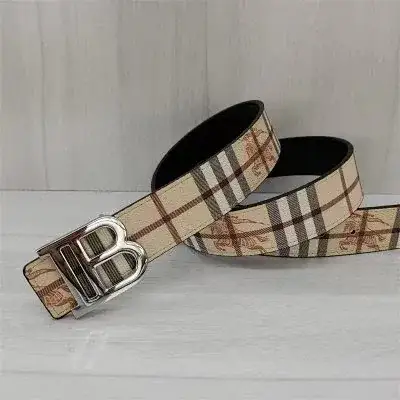 Burberry check belt with B buckle