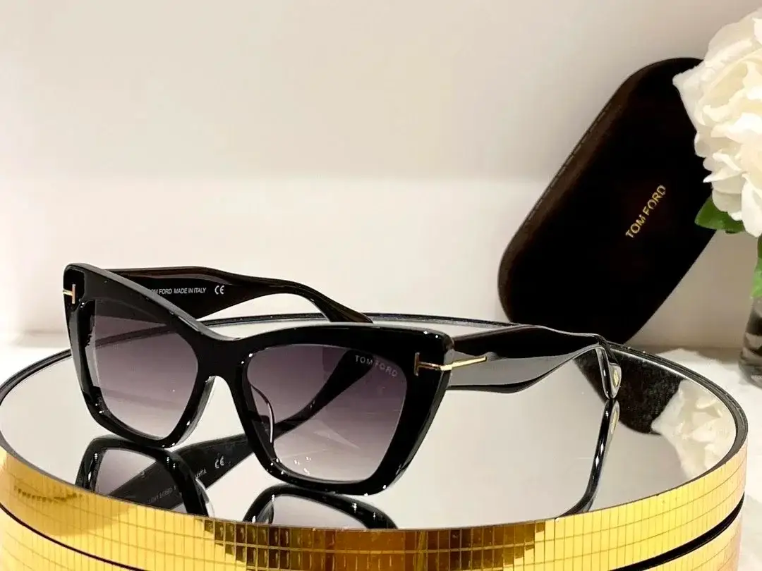 Tom Ford Cat Eye Sunglasses Black Gradient