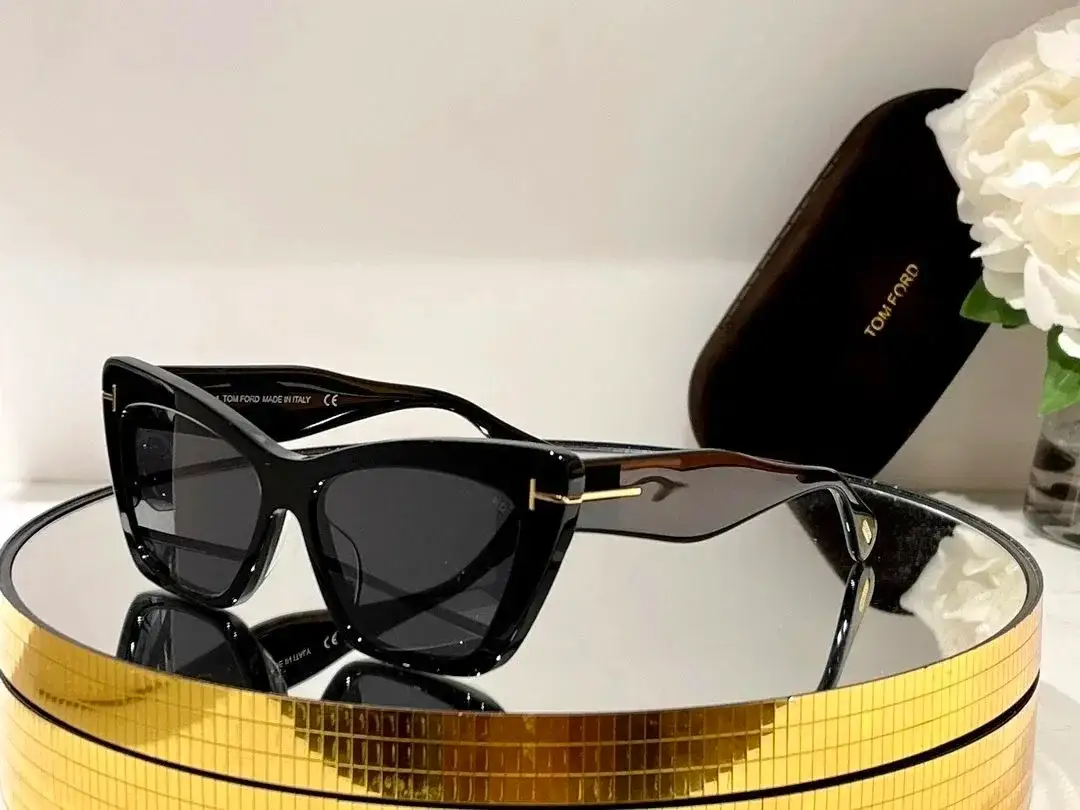 Tom Ford Cat Eye Sunglasses Black