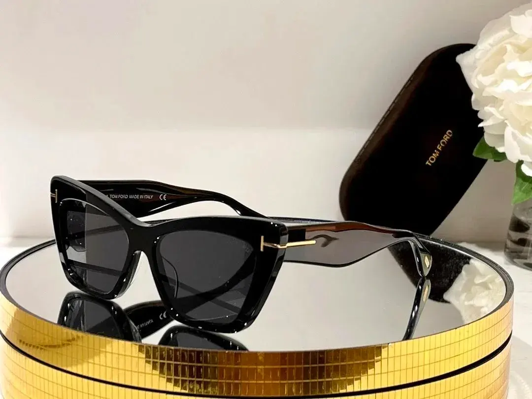 Tom Ford Cat Eye Sunglasses Black