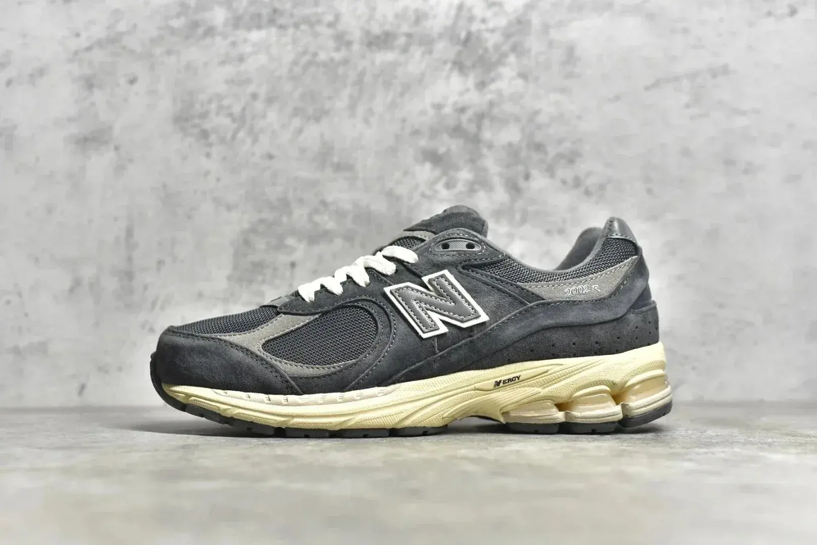 New Balance 2002R Black Carbon Ash