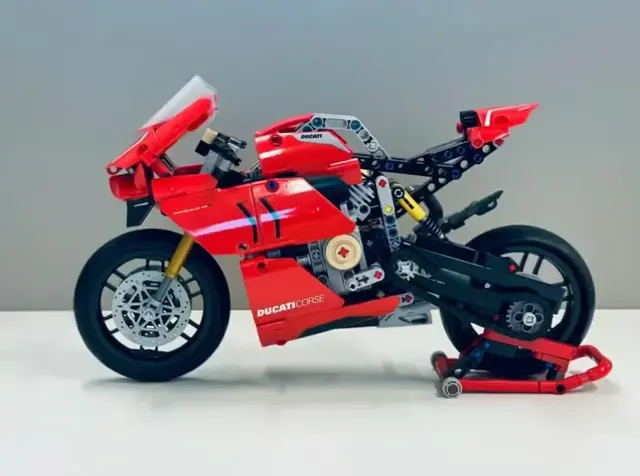LEGO Technic Ducati Panigale V4 R 42107
