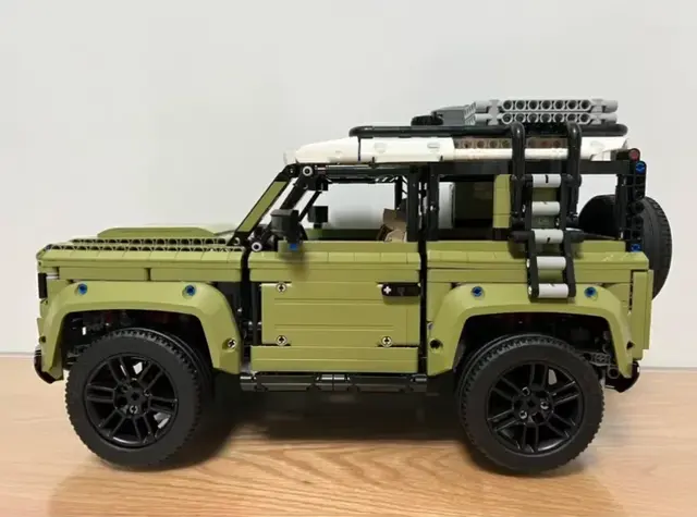 LEGO Technic Land Rover Defender Olive Green