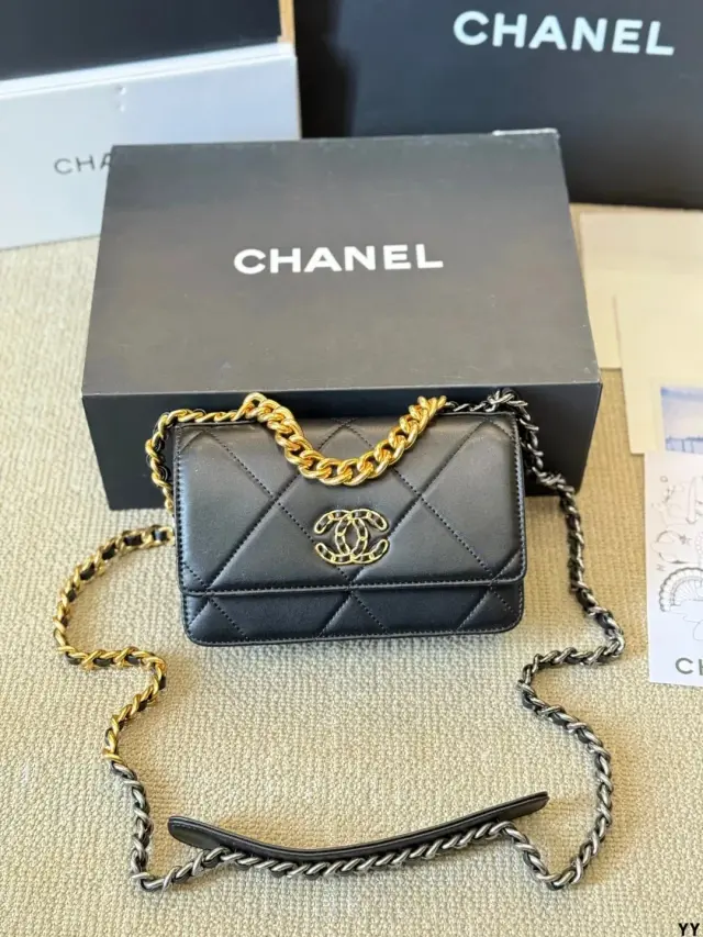 Chanel 19 Wallet on Chain Black