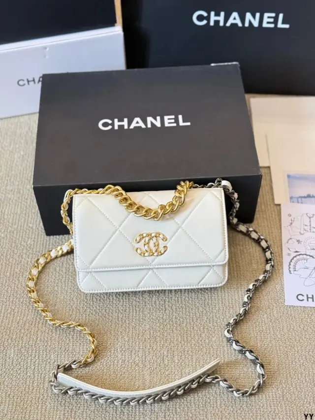 Chanel 19 Wallet on Chain White