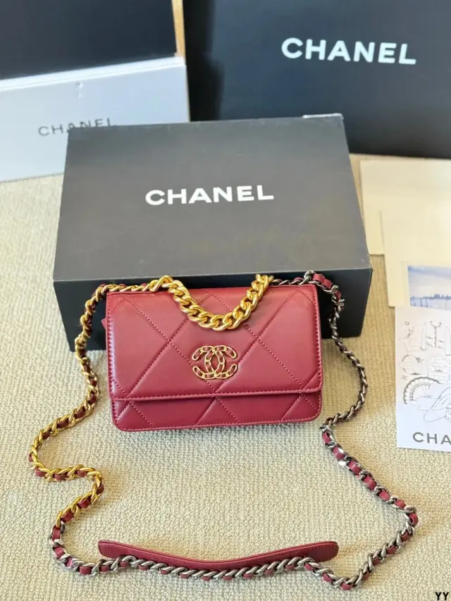 Chanel 19 Wallet on Chain Burgundy