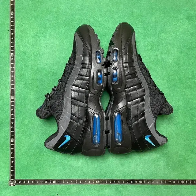 No. 5 Black and Blue DH8015 002