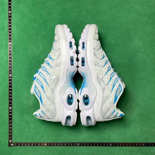 No. 10 white, blue, and silver hook FQ2397 100