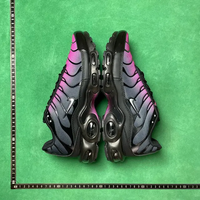 No. 13, black, gray, and pink, FJ5981 010