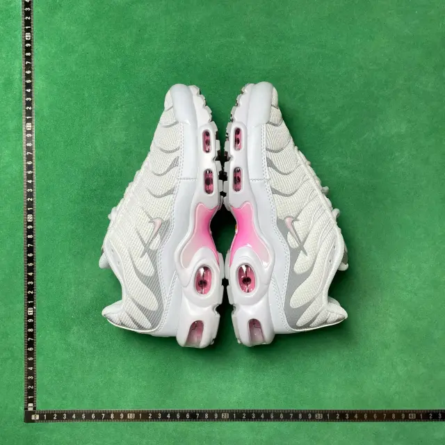 No. 18, white and pink, HF0107, 100