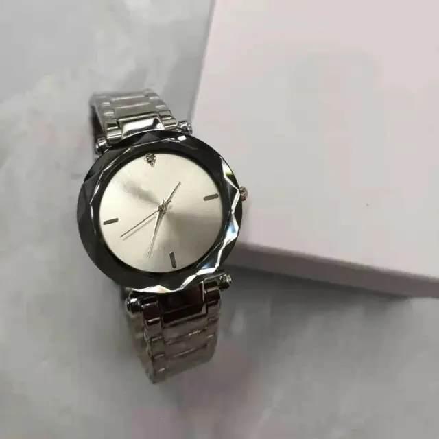 Diamond Cut Bezel Wristwatch